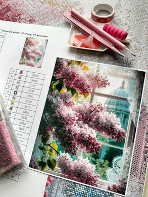 Купити Бузок на вікні Алмазна вишивка Квадратні стрази 40х50 см з голограмними відтінками  в Україні