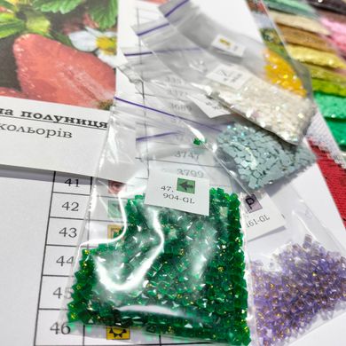 Купити Запашна полуниця Алмазна вишивка Квадратні стрази 40х50 см з голограмними відтінками  в Україні