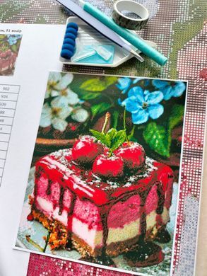 Купити Вишневе тістечко Алмазна вишивка Квадратні стрази 40х50 см з голограмними відтінками  в Україні